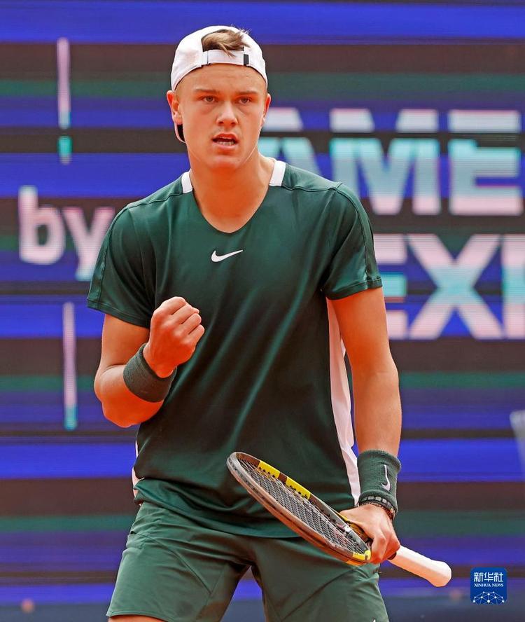 他在赛后采 他在赛后采